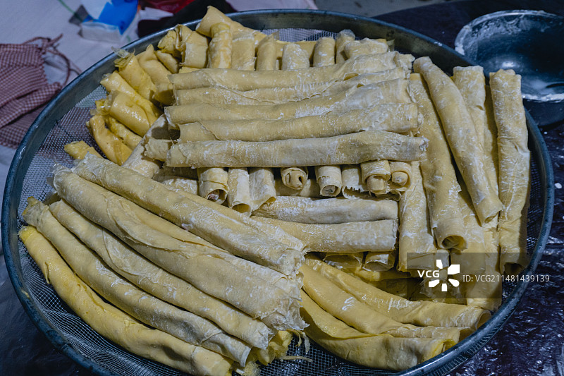 咸宁市崇阳县传统春节美食炸春卷图片素材