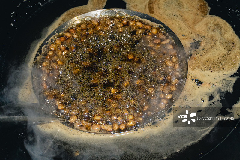 咸宁市崇阳县传统春节美食炸花生图片素材