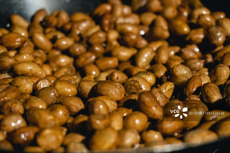 咸宁市崇阳县传统春节美食炸花生图片素材