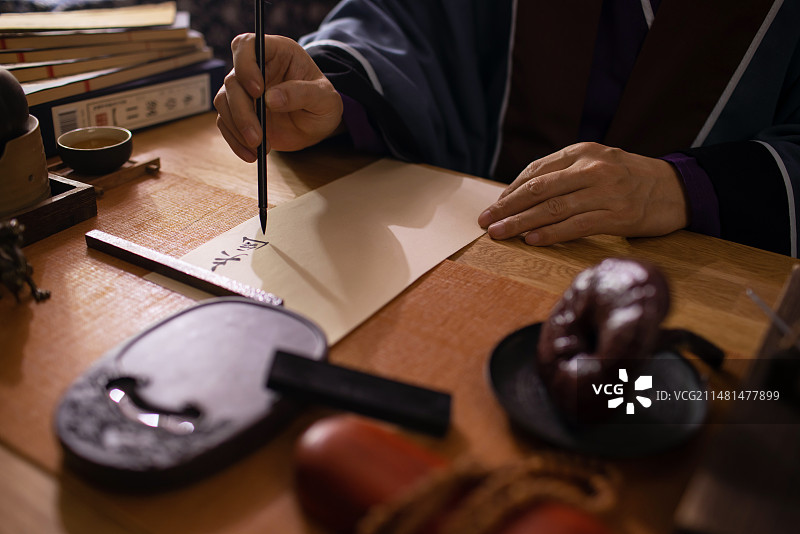 一个古代中医开药方写毛笔字特写图片素材