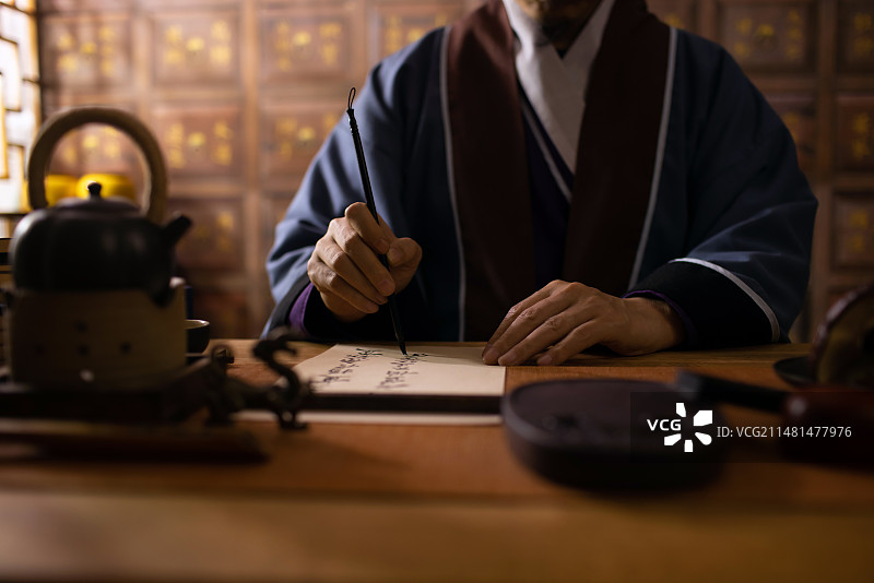 一个古代中医治病开药特写图片素材