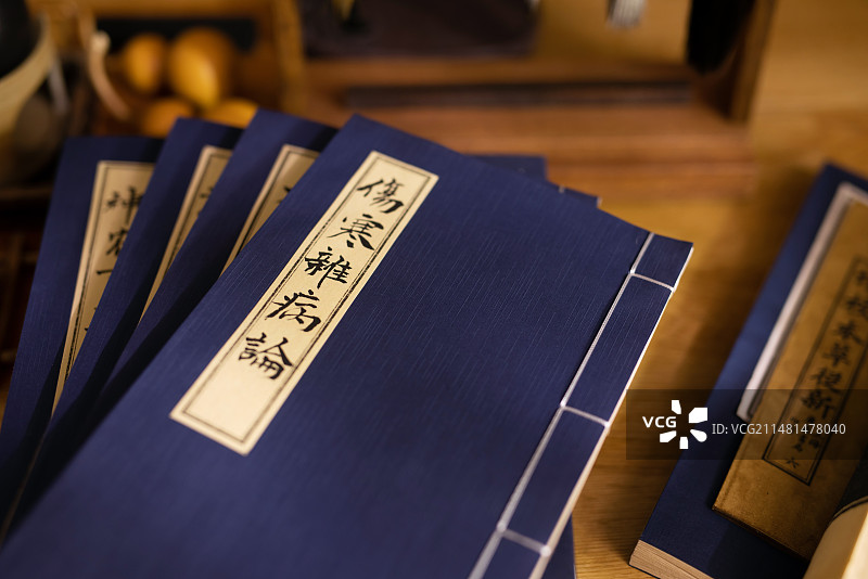 桌子上的中医古籍伤寒杂病论图片素材