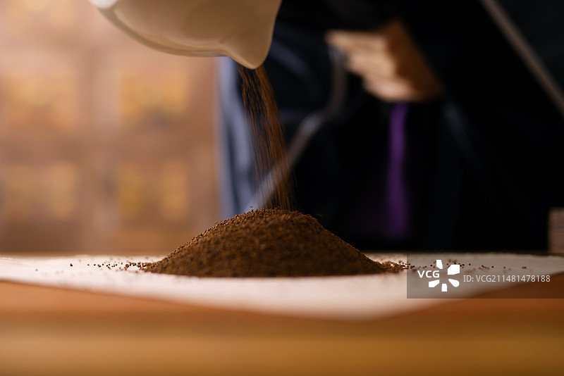 中医抓药倒菟丝子特写图片素材