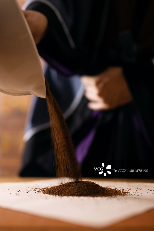 中医抓药倒菟丝子特写图片素材