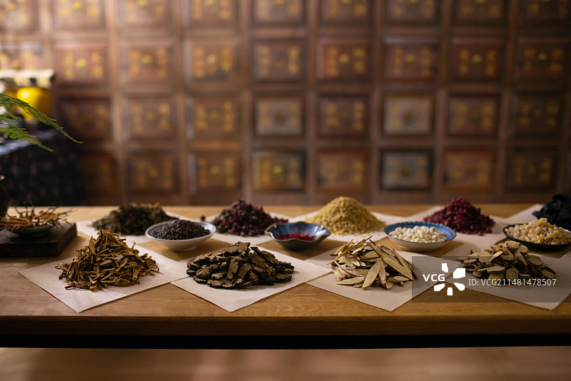 中药铺桌上丰富多样的中药材图片素材