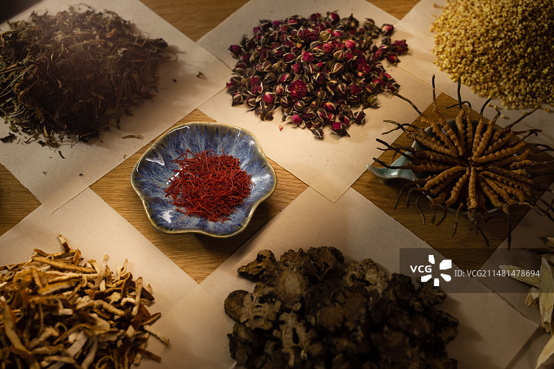 桌上丰富多样的中药材,光影,暗色调图片素材