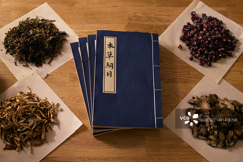 桌子上的本草纲目和中药材图片素材