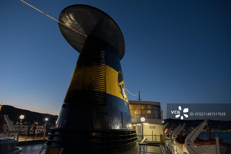 法国科西嘉岛地中海渡轮夜景图片素材