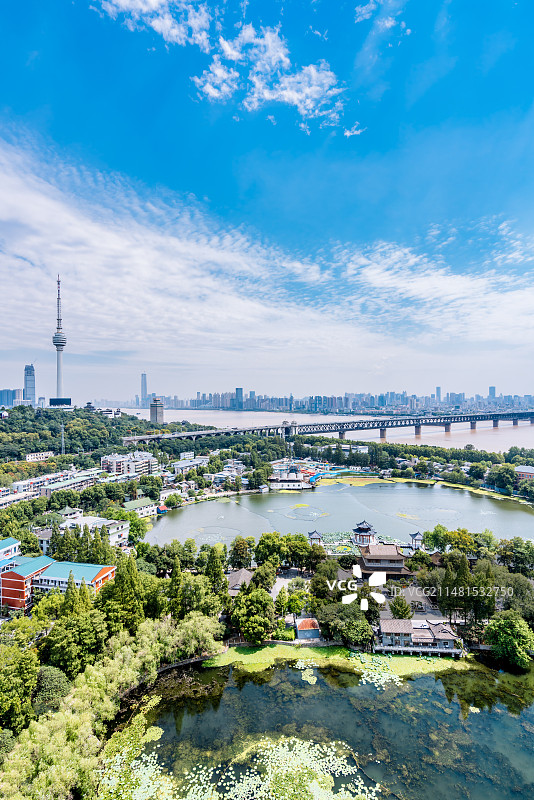 中国湖北武汉龟山电视塔和武汉长江大桥城市风光图片素材