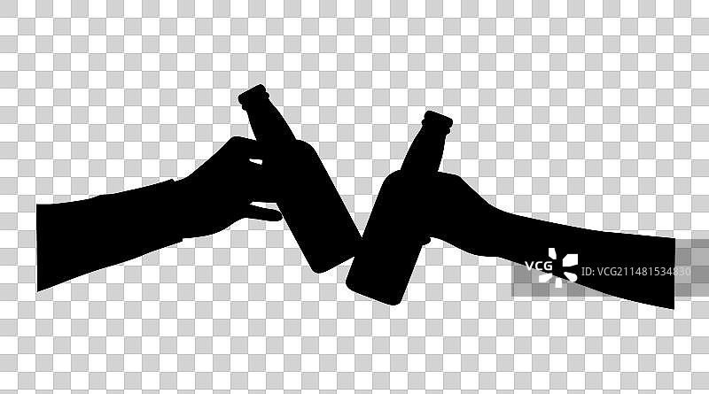 两个男人在喝啤酒碰杯图片素材