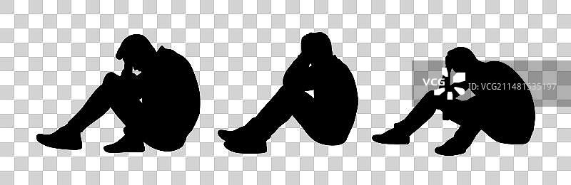 悲伤的男人坐着抱头苦恼图片素材