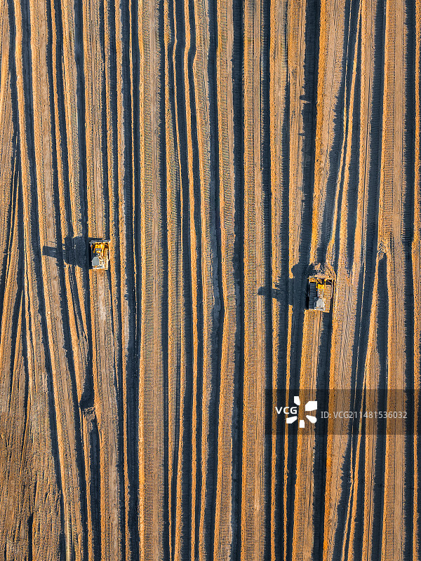 矿场推土机航拍图片素材