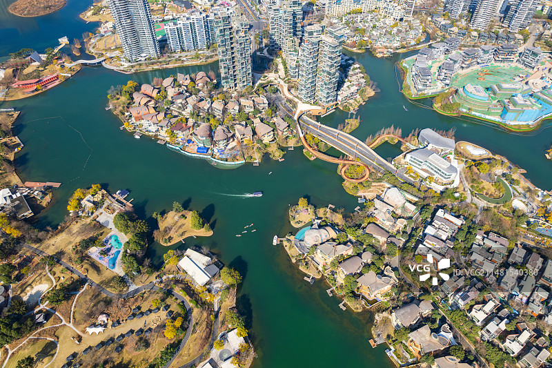 成都天府新区麓湖生态城，麓客岛白昼晴天航拍图片素材