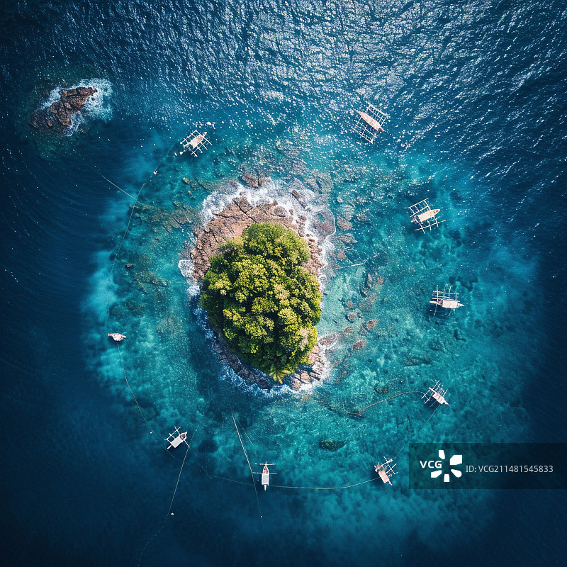 海上小岛郁郁葱葱及周围船只图片素材