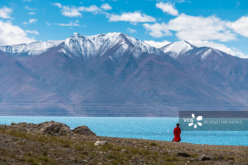 当惹雍错红色衣服少女图片素材