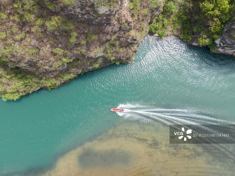 航拍河北野三坡风景旅游区划船的游客图片素材