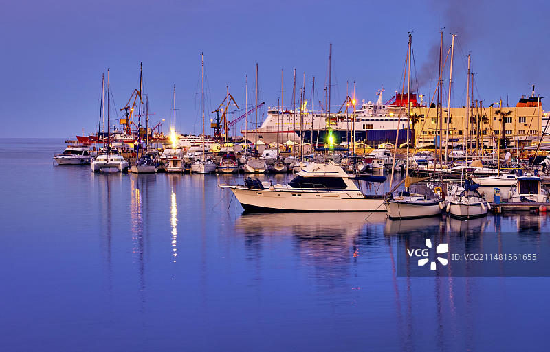希腊克里特岛首府伊拉克利翁的港口和海湾景色图片素材