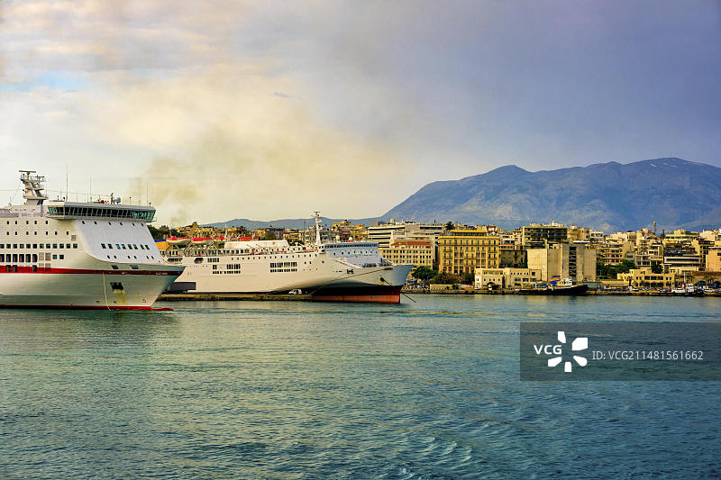 希腊克里特岛首府伊拉克利翁的港口和海湾景色图片素材