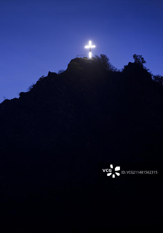 德国科赫姆Pinnerkreuz观景峰的十字架夜景图片素材