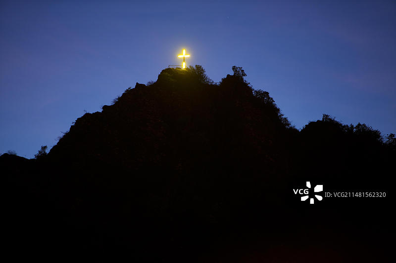 德国科赫姆Pinnerkreuz观景峰的十字架夜景图片素材