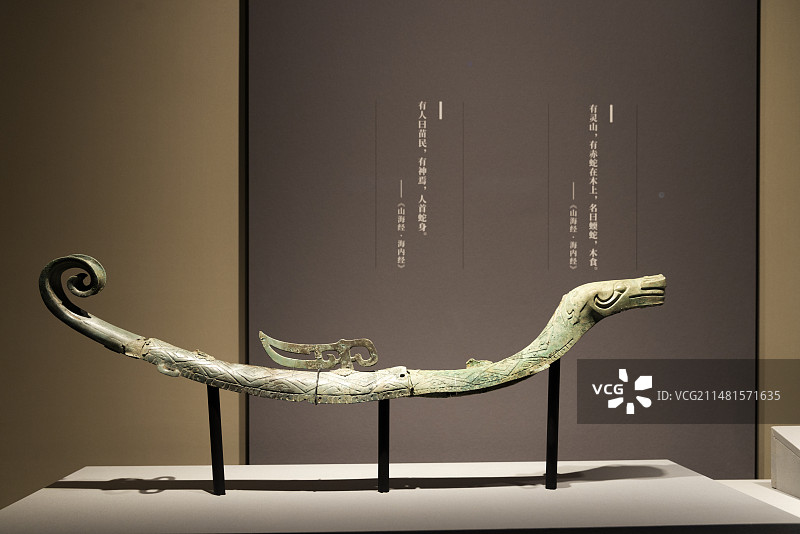 商代晚期青铜蛇，四川广汉三星堆博物馆藏图片素材