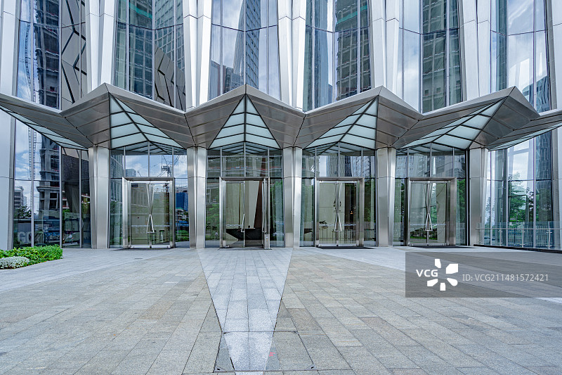 现代城市建筑玻璃外墙大楼大门正面照图片素材
