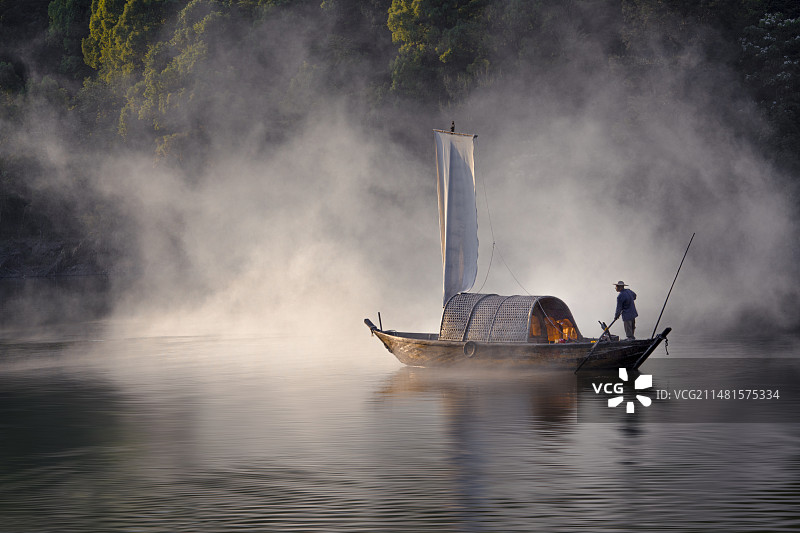 孤舟蓑笠翁，独钓寒江雪图片素材