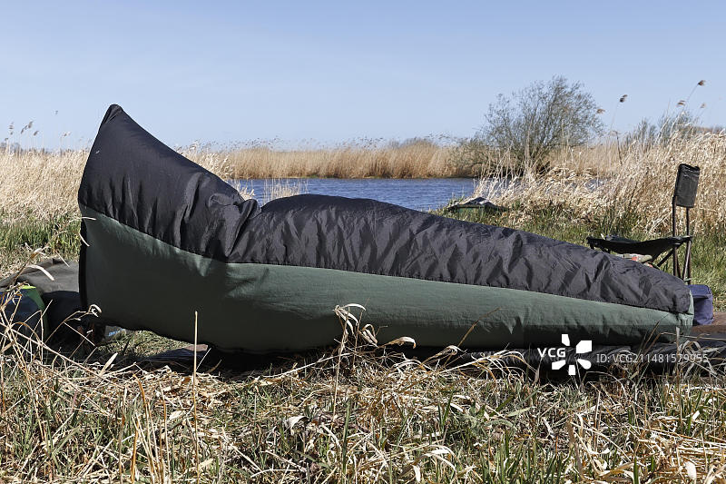 用双人宿营袋表现强风，佩内河谷河流景观自然公园，德国梅克伦堡-前波莫瑞州，欧洲图片素材