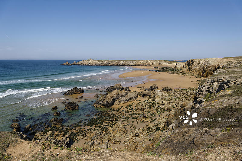 法国基伯龙半岛西侧的岩石海岸和沙质海湾图片素材