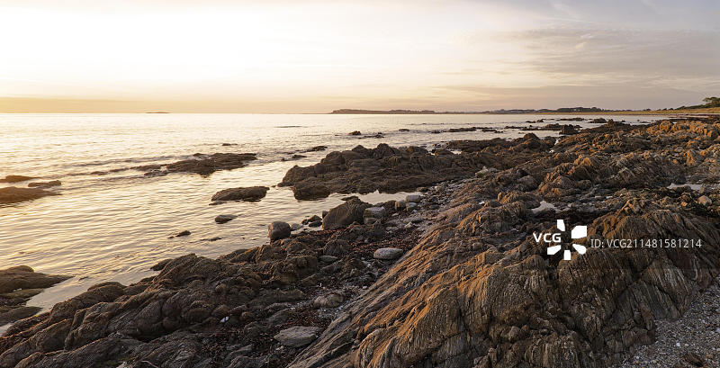 布列塔尼吕伊斯半岛克维尔特附近大西洋沿岸的岩石海滩，法国图片素材