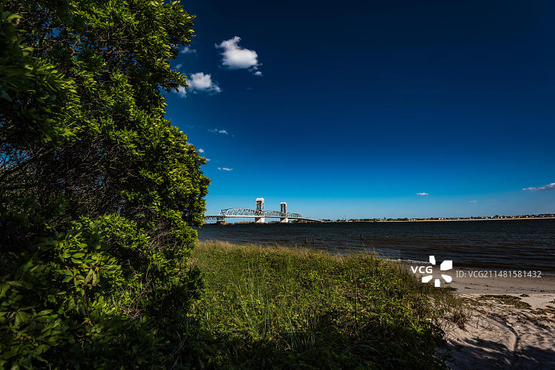 在磨石小径上，通往贫瘠岛和弗洛伊德·贝内特机场的死马湾，美国纽约布鲁克林图片素材