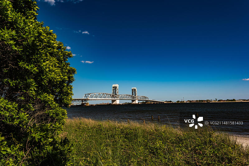 在磨石小径上，通往贫瘠岛和弗洛伊德·贝内特机场的死马湾，美国纽约布鲁克林图片素材