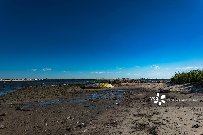 在磨石小径上，通往贫瘠岛和弗洛伊德·贝内特机场的死马湾，美国纽约布鲁克林图片素材