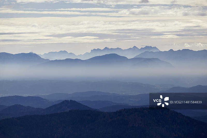 从霍赫林德尔眺望卡拉万肯山脉和朱利安阿尔卑斯山，奥地利图片素材