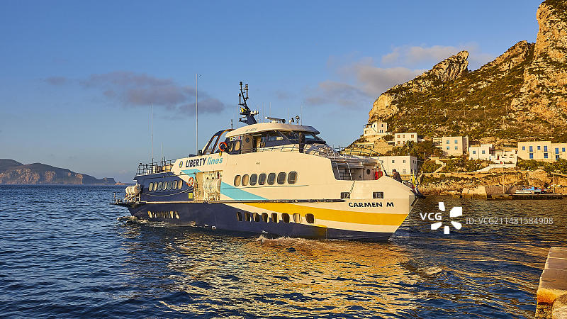 晨光下的莱万佐镇水翼船图片素材