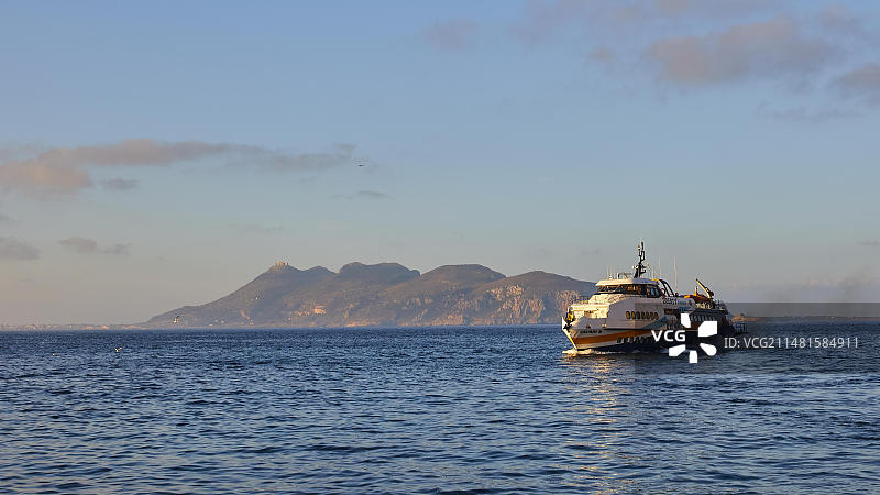 清晨，利伯提航运公司的水翼船卡门M号行驶在意大利西西里岛法维尼亚纳岛莱万佐镇附近图片素材