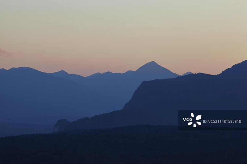 奥地利菲拉赫的傍晚山景图片素材