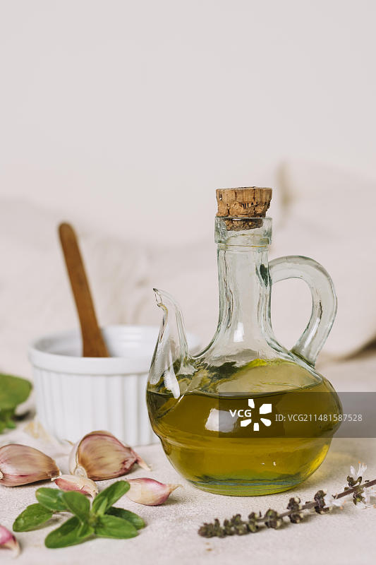 竖版橄榄油瓶摄影图片素材