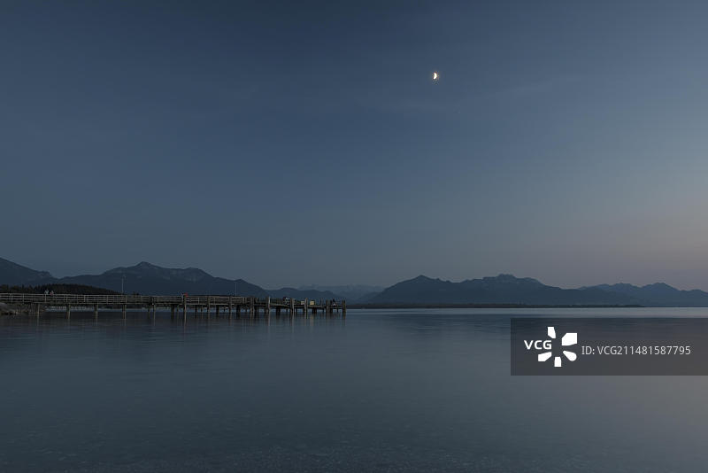 德国巴伐利亚基明的基姆湖日落后新月景色图片素材