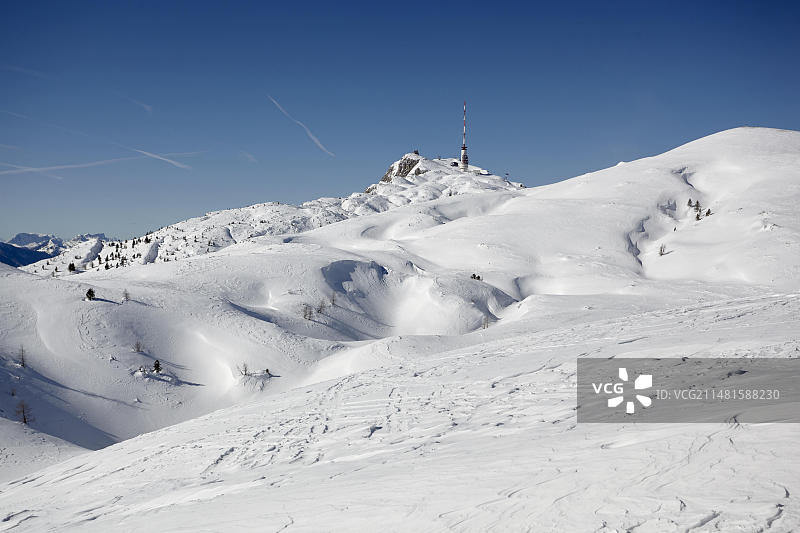 多布拉奇山顶与发射塔，位于奥地利卡林西亚州图片素材