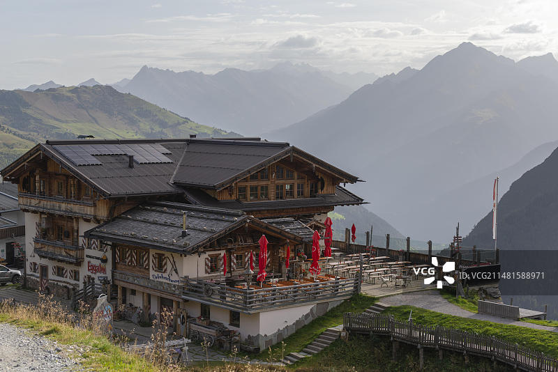 埃格尔姆山旅馆，从埃格尔姆徒步到图克斯-福德兰纳斯巴赫（海拔1257米），位于奥地利蒂罗尔州齐勒塔尔阿尔卑斯山的图克斯山谷图片素材
