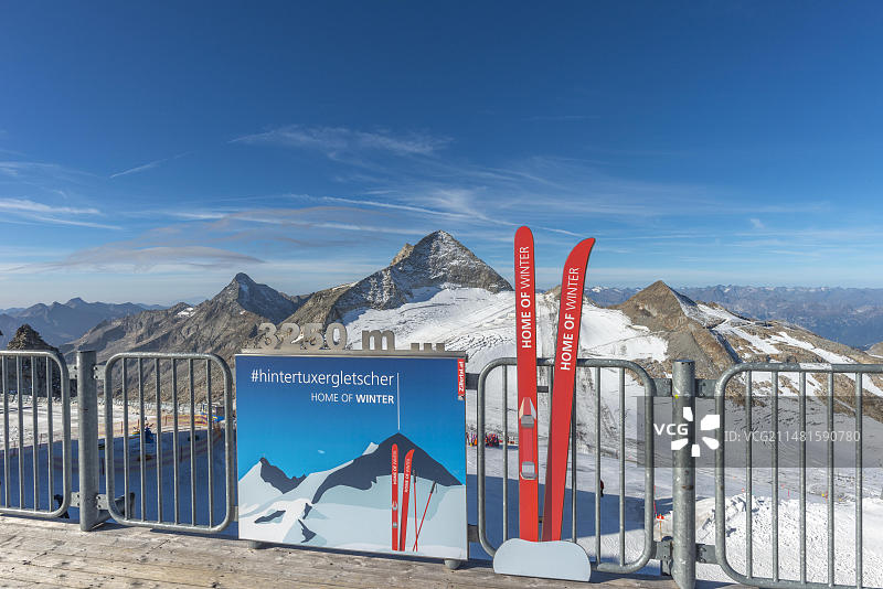 奥地利蒂罗尔州辛特图克斯冰川滑雪胜地：全景露台和滑雪者图片素材