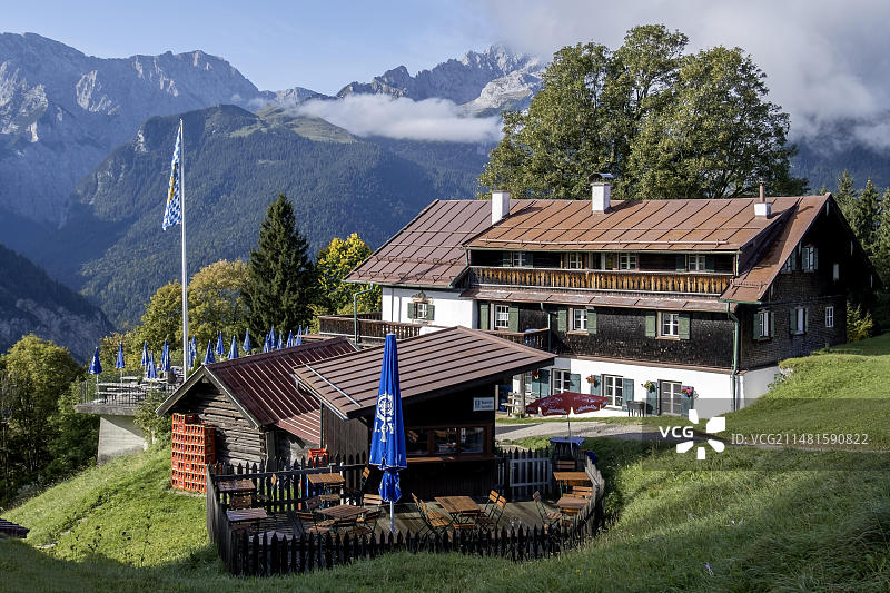 埃克鲍尔山间小屋，背景是韦特施泰因山脉，位于德国巴伐利亚州加米施-帕滕基兴图片素材