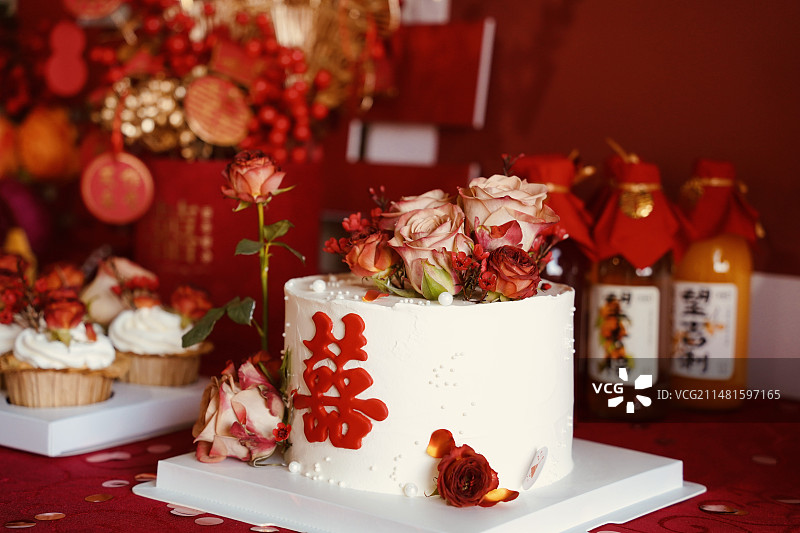 订婚礼上的婚礼蛋糕图片素材