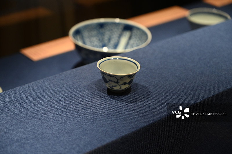 青花缠枝牡丹纹福款杯图片素材