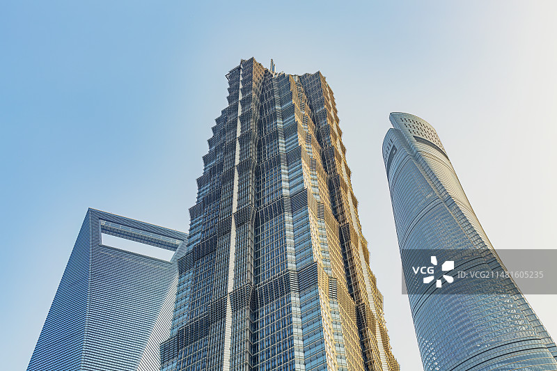 上海地标建筑晴空下的低角度透视图片素材