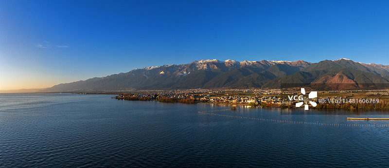 春节期间的云南大理苍山洱海景观，日照金山和洱海日出图片素材