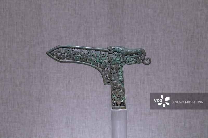 河南省博物院龙虎纹镂空仪仗铜戈兵器春秋公元前770-前476年1984年鄢陵县王店村出土图片素材