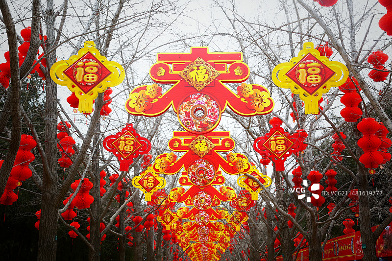 春节期间，北京地坛举办庙会，银杏大道挂满了喜庆的“年味儿”景观装饰。图片素材