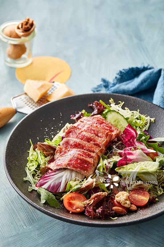 盘子里的美食 牛肉蔬菜沙拉图片素材